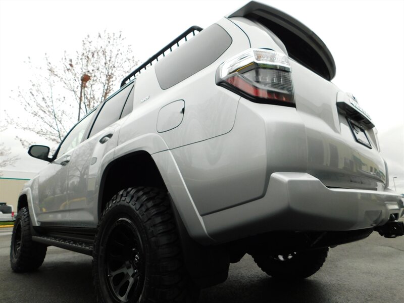 2018 Toyota 4Runner SR5 4X4 / Navi / Camera / NEW LIFT WHEELS TIRES   - Photo 11 - Portland, OR 97217