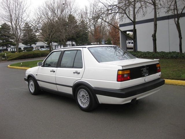 1990 Volkswagen Jetta GLI 4-Door / 4-Cyl / 16V / 5-Speed / Moon Roof   - Photo 4 - Portland, OR 97217