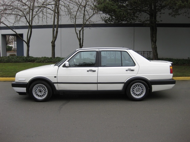 1990 Volkswagen Jetta GLI 4-Door / 4-Cyl / 16V / 5-Speed / Moon Roof   - Photo 3 - Portland, OR 97217