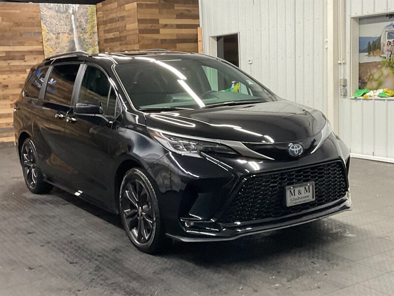 2022 Toyota Sienna XSE 7-Passenger MiniVan / HYBRID / 1,900 MILES  LIKE NEW MINIVAN / HYBRID / SHARP SHARP / ONLY 1,900 MILES - Photo 2 - Gladstone, OR 97027