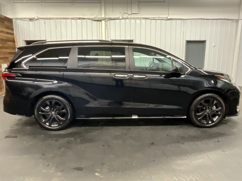 2022 Toyota Sienna XSE 7-Passenger MiniVan / HYBRID / 1,900 MILES  LIKE NEW MINIVAN / HYBRID / SHARP SHARP / ONLY 1,900 MILES - Photo 4 - Gladstone, OR 97027