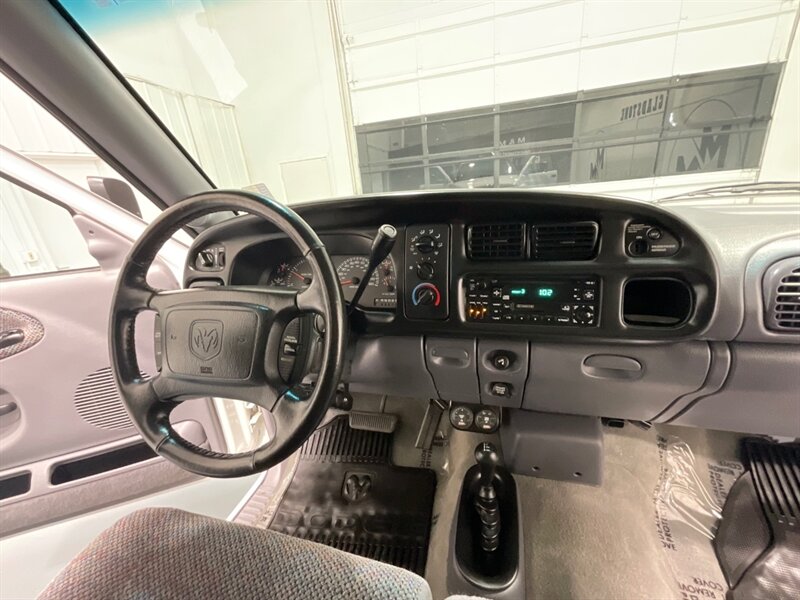2002 Dodge Ram 3500 SLT Laramie DUALLY 4X4 / 5.9l DIESEL / 94K MILES  / DUALLY / LONG BED / /BRAND NEW SET OF TIRES / Jake Brake / Rear Airbags/ ZERO RUST - Photo 15 - Gladstone, OR 97027