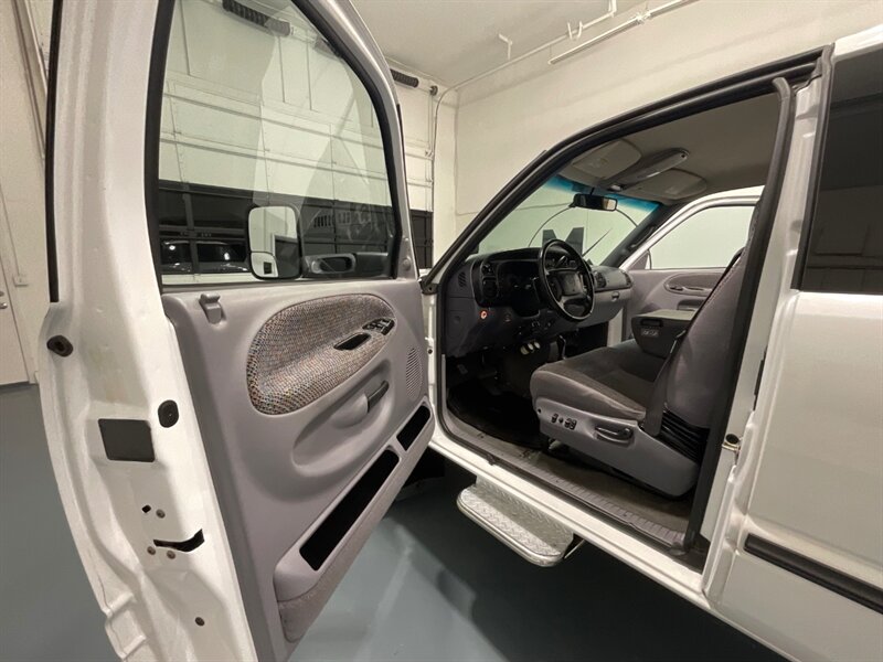 2002 Dodge Ram 3500 SLT Laramie DUALLY 4X4 / 5.9l DIESEL / 94K MILES  / DUALLY / LONG BED / /BRAND NEW SET OF TIRES / Jake Brake / Rear Airbags/ ZERO RUST - Photo 32 - Gladstone, OR 97027