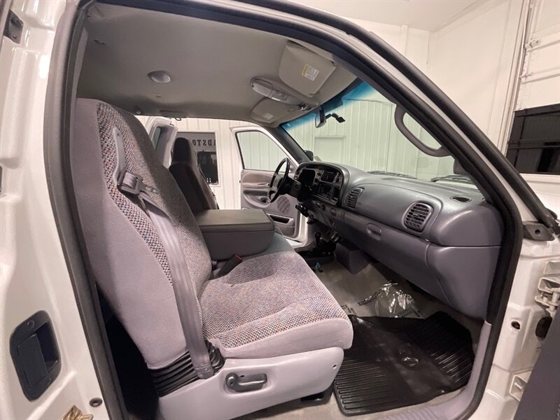 2002 Dodge Ram 3500 SLT Laramie DUALLY 4X4 / 5.9l DIESEL / 94K MILES  / DUALLY / LONG BED / /BRAND NEW SET OF TIRES / Jake Brake / Rear Airbags/ ZERO RUST - Photo 14 - Gladstone, OR 97027
