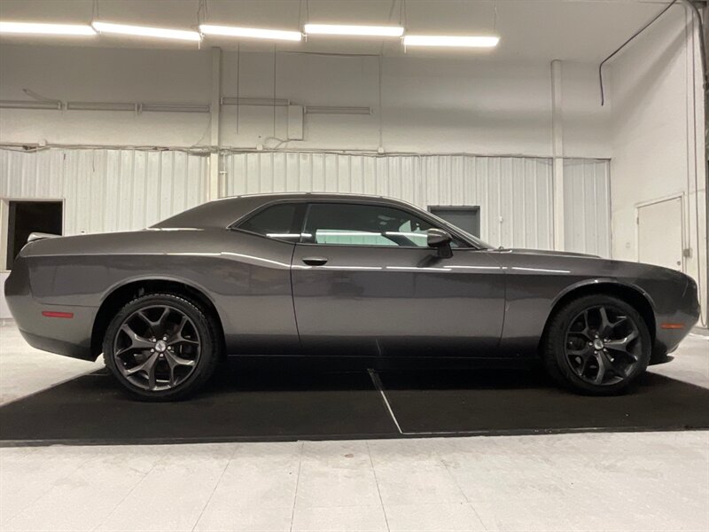 2017 Dodge Challenger SXT Plus Coupe 2Dr/3.6L V6 / Leather/40K MILES  / Heated & Ventilated Leather Seats / Backup Camera / Remote Start / Blind Spot Alert - Photo 4 - Gladstone, OR 97027