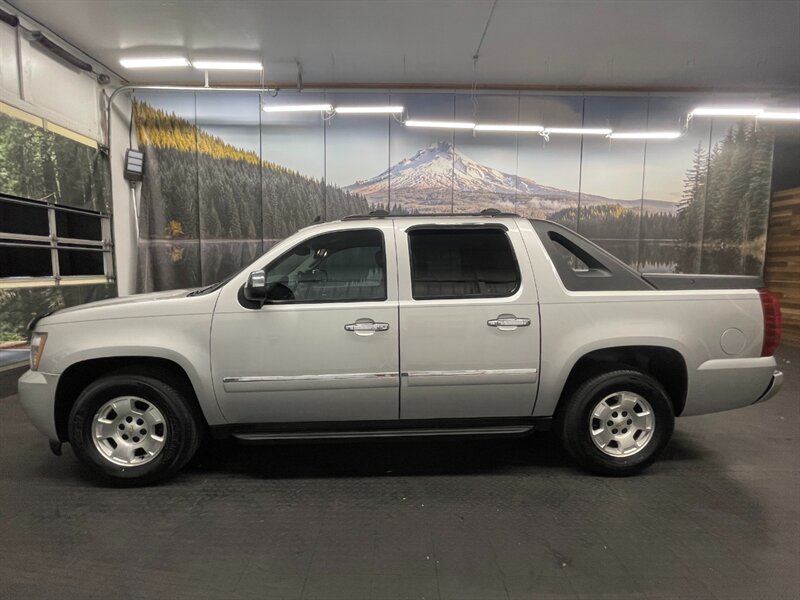 2010 Chevrolet Avalanche LTZ Sport Utility Pickup / 4X4 / Leather / CLEAN  NEW TIRES / HEATED SEATS / NEW TIRES - Photo 3 - Gladstone, OR 97027