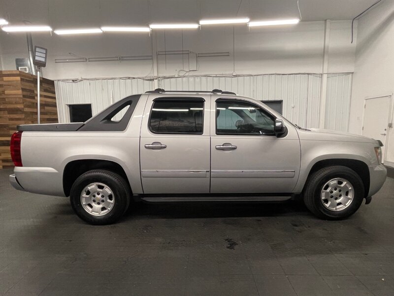 2010 Chevrolet Avalanche LTZ Sport Utility Pickup / 4X4 / Leather / CLEAN  NEW TIRES / HEATED SEATS / NEW TIRES - Photo 4 - Gladstone, OR 97027