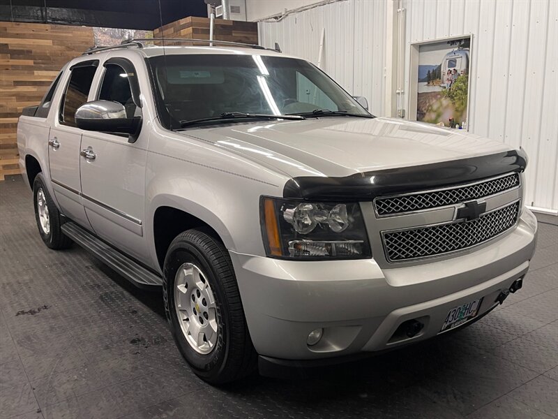 2010 Chevrolet Avalanche LTZ Sport Utility Pickup / 4X4 / Leather / CLEAN  NEW TIRES / HEATED SEATS / NEW TIRES - Photo 2 - Gladstone, OR 97027