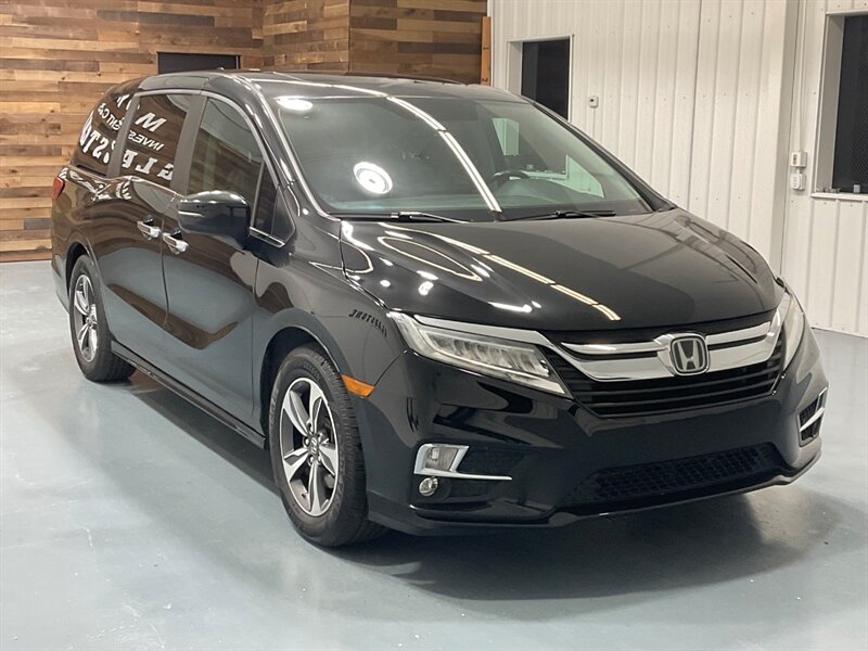 2018 Honda Odyssey Touring photo 2