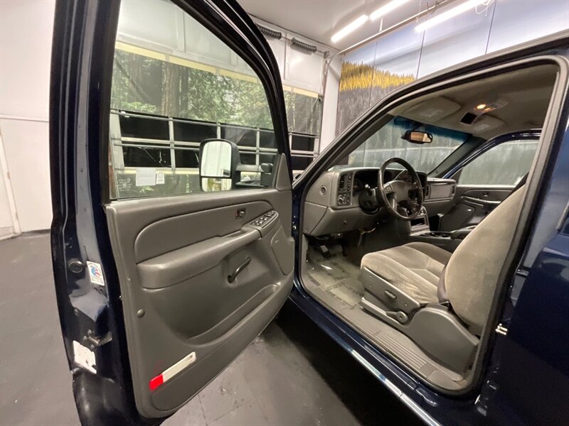 2006 Chevrolet Silverado 2500 LT Crew Cab 4X4 / 6.6L DIESEL /LBZ MOTOR/LONG BED  LOCAL TRUCK / RUST FREE / LIFTED w/ NEW WHEELS & TIRES / ONLY 127,000 MILES - Photo 13 - Gladstone, OR 97027