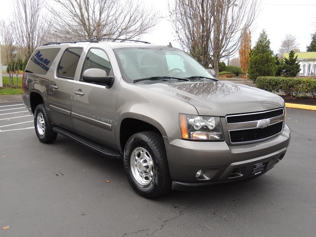 2007 Chevrolet Suburban LT 2500 / 4X4 / 6.0L 8Cyl / Navigtaion / Leather