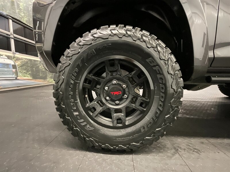 2019 Toyota 4Runner SR5 Premium 4X4 / 3RD ROW SEAT / CUSTOM LIFTED  NEW SUSPENSION LIFT KIT + NEW BF GOODRICH TIRES + NEW TRD WHEELS + NEW LUGGAGE RACK / 1-OWNER LOCAL - Photo 23 - Gladstone, OR 97027