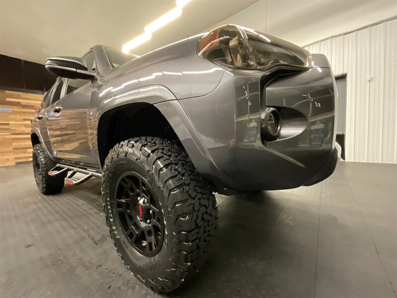 2019 Toyota 4Runner SR5 Premium 4X4 / 3RD ROW SEAT / CUSTOM LIFTED  NEW SUSPENSION LIFT KIT + NEW BF GOODRICH TIRES + NEW TRD WHEELS + NEW LUGGAGE RACK / 1-OWNER LOCAL - Photo 10 - Gladstone, OR 97027