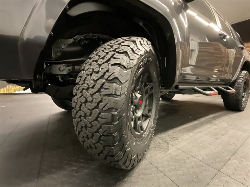 2019 Toyota 4Runner SR5 Premium 4X4 / 3RD ROW SEAT / CUSTOM LIFTED  NEW SUSPENSION LIFT KIT + NEW BF GOODRICH TIRES + NEW TRD WHEELS + NEW LUGGAGE RACK / 1-OWNER LOCAL - Photo 24 - Gladstone, OR 97027