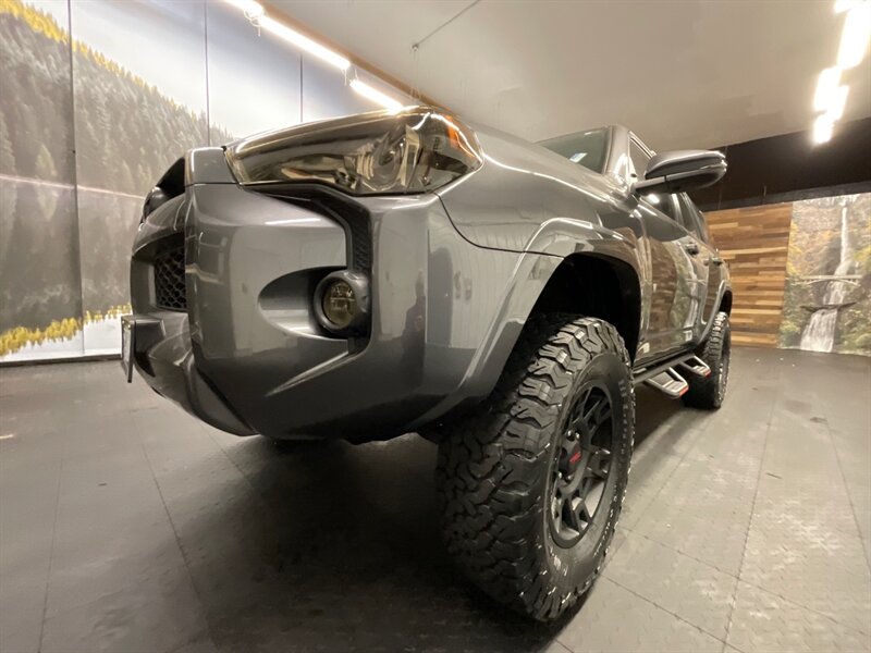 2019 Toyota 4Runner SR5 Premium 4X4 / 3RD ROW SEAT / CUSTOM LIFTED  NEW SUSPENSION LIFT KIT + NEW BF GOODRICH TIRES + NEW TRD WHEELS + NEW LUGGAGE RACK / 1-OWNER LOCAL - Photo 9 - Gladstone, OR 97027