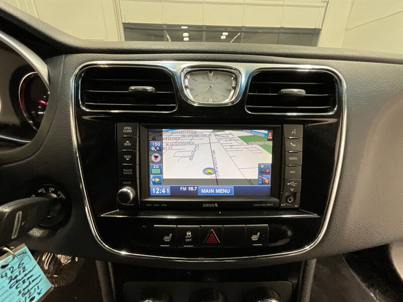 2012 Chrysler 200 Series Limited Sedan / V6 / Leather Navigation Sunroof   - Photo 18 - Gladstone, OR 97027