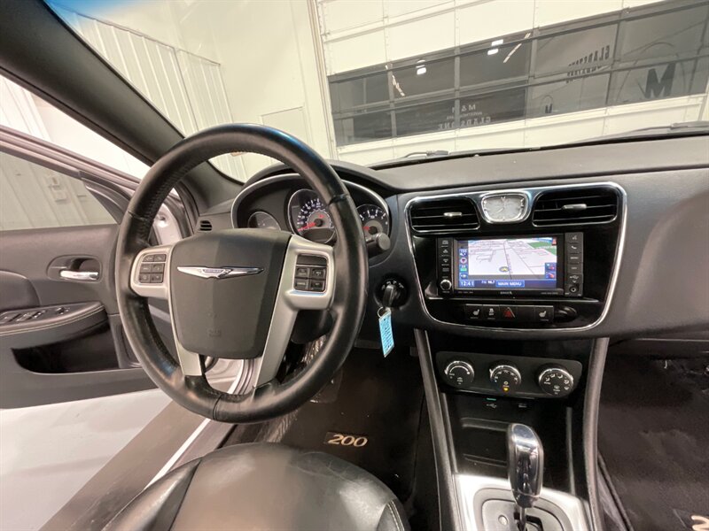 2012 Chrysler 200 Series Limited Sedan / V6 / Leather Navigation Sunroof   - Photo 17 - Gladstone, OR 97027