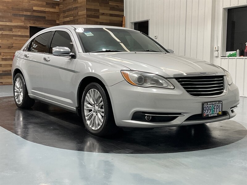 2012 Chrysler 200 Series Limited Sedan / V6 / Leather Navigation Sunroof   - Photo 2 - Gladstone, OR 97027