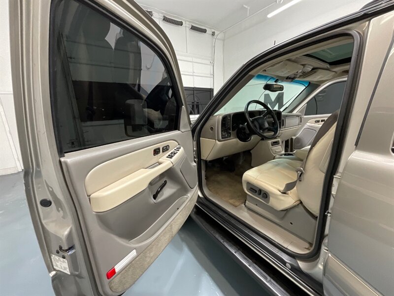 2002 Chevrolet Suburban 2500 LT 4X4 / 8.1L V8 / Leather / NEW TIRES / Sunroof / Heated Seats / 3RD ROW SEAT / ZERO RUST - Photo 31 - Gladstone, OR 97027