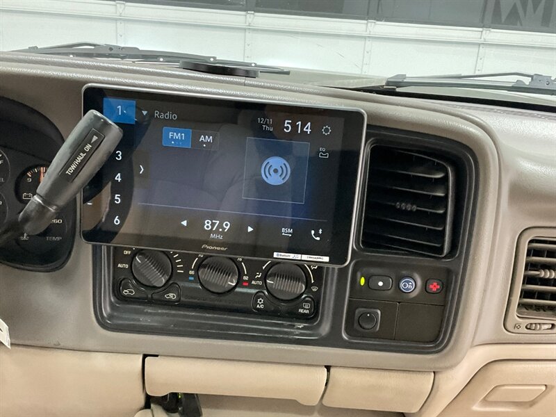 2002 Chevrolet Suburban 2500 LT 4X4 / 8.1L V8 / Leather / NEW TIRES / Sunroof / Heated Seats / 3RD ROW SEAT / ZERO RUST - Photo 17 - Gladstone, OR 97027