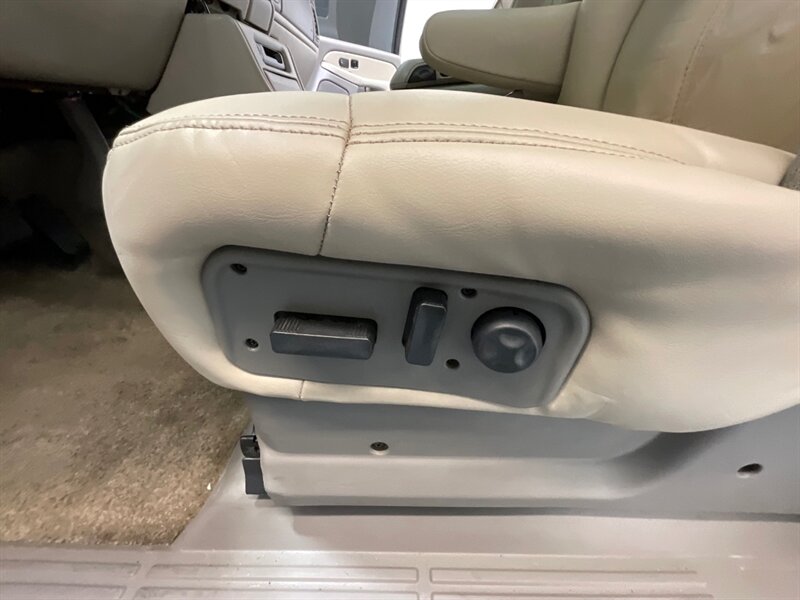 2002 Chevrolet Suburban 2500 LT 4X4 / 8.1L V8 / Leather / NEW TIRES / Sunroof / Heated Seats / 3RD ROW SEAT / ZERO RUST - Photo 39 - Gladstone, OR 97027