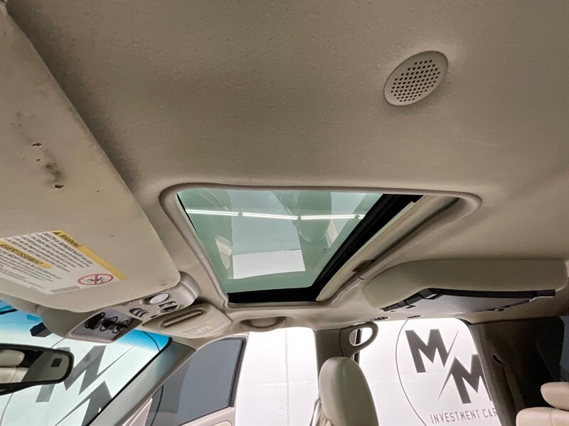 2002 Chevrolet Suburban 2500 LT 4X4 / 8.1L V8 / Leather / NEW TIRES / Sunroof / Heated Seats / 3RD ROW SEAT / ZERO RUST - Photo 18 - Gladstone, OR 97027