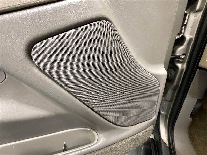 2002 Chevrolet Suburban 2500 LT 4X4 / 8.1L V8 / Leather / NEW TIRES / Sunroof / Heated Seats / 3RD ROW SEAT / ZERO RUST - Photo 44 - Gladstone, OR 97027