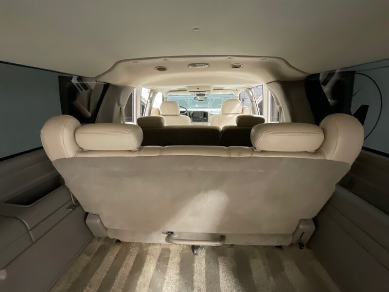 2002 Chevrolet Suburban 2500 LT 4X4 / 8.1L V8 / Leather / NEW TIRES / Sunroof / Heated Seats / 3RD ROW SEAT / ZERO RUST - Photo 42 - Gladstone, OR 97027
