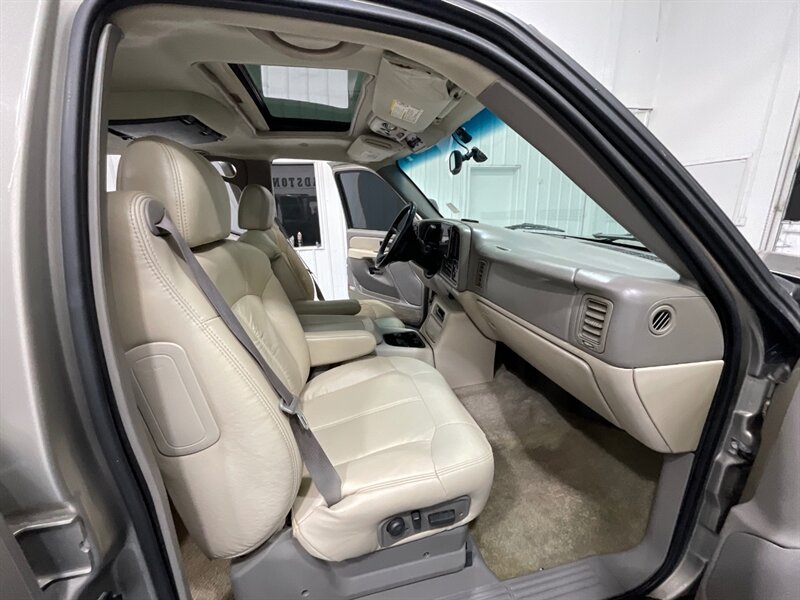 2002 Chevrolet Suburban 2500 LT 4X4 / 8.1L V8 / Leather / NEW TIRES / Sunroof / Heated Seats / 3RD ROW SEAT / ZERO RUST - Photo 14 - Gladstone, OR 97027