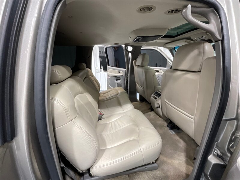 2002 Chevrolet Suburban 2500 LT 4X4 / 8.1L V8 / Leather / NEW TIRES / Sunroof / Heated Seats / 3RD ROW SEAT / ZERO RUST - Photo 13 - Gladstone, OR 97027