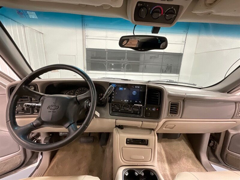 2002 Chevrolet Suburban 2500 LT 4X4 / 8.1L V8 / Leather / NEW TIRES / Sunroof / Heated Seats / 3RD ROW SEAT / ZERO RUST - Photo 36 - Gladstone, OR 97027