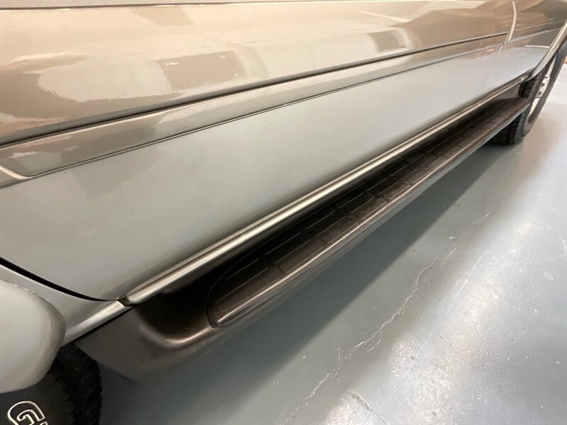 2002 Chevrolet Suburban 2500 LT 4X4 / 8.1L V8 / Leather / NEW TIRES / Sunroof / Heated Seats / 3RD ROW SEAT / ZERO RUST - Photo 45 - Gladstone, OR 97027