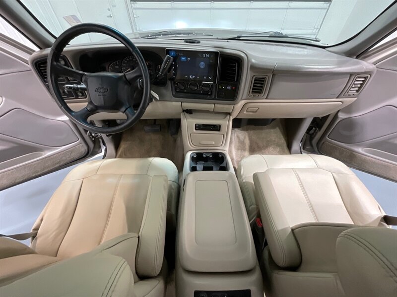 2002 Chevrolet Suburban 2500 LT 4X4 / 8.1L V8 / Leather / NEW TIRES / Sunroof / Heated Seats / 3RD ROW SEAT / ZERO RUST - Photo 15 - Gladstone, OR 97027