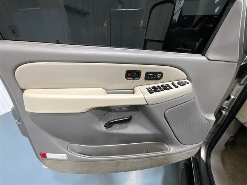 2002 Chevrolet Suburban 2500 LT 4X4 / 8.1L V8 / Leather / NEW TIRES / Sunroof / Heated Seats / 3RD ROW SEAT / ZERO RUST - Photo 32 - Gladstone, OR 97027