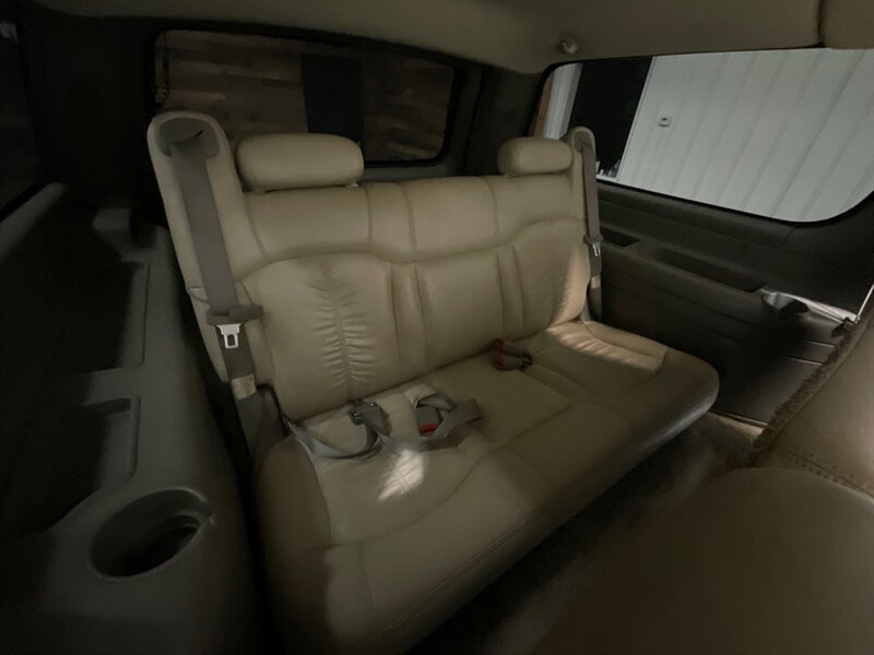 2002 Chevrolet Suburban 2500 LT 4X4 / 8.1L V8 / Leather / NEW TIRES / Sunroof / Heated Seats / 3RD ROW SEAT / ZERO RUST - Photo 41 - Gladstone, OR 97027