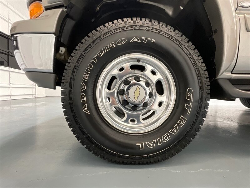 2002 Chevrolet Suburban 2500 LT 4X4 / 8.1L V8 / Leather / NEW TIRES / Sunroof / Heated Seats / 3RD ROW SEAT / ZERO RUST - Photo 22 - Gladstone, OR 97027