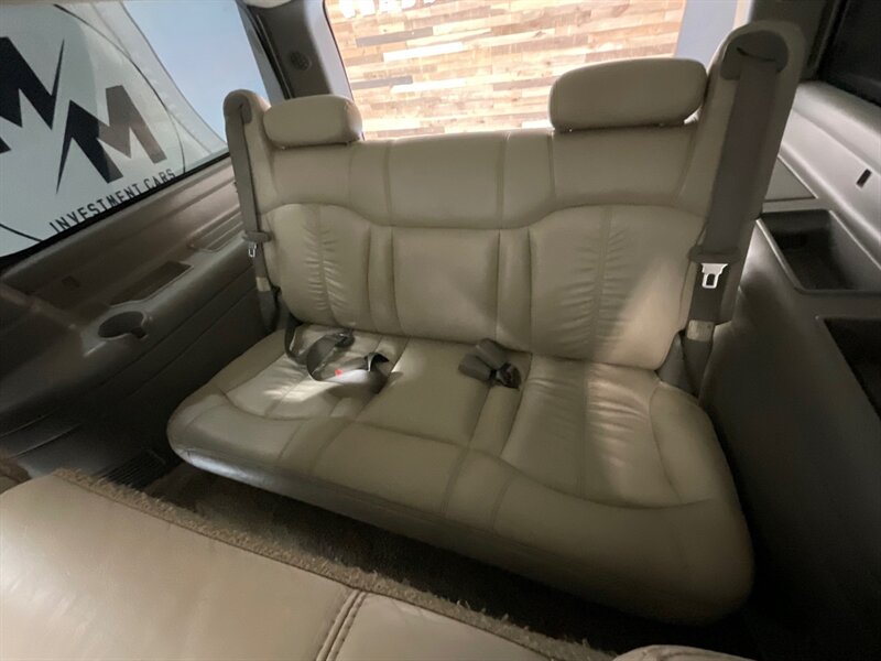 2002 Chevrolet Suburban 2500 LT 4X4 / 8.1L V8 / Leather / NEW TIRES / Sunroof / Heated Seats / 3RD ROW SEAT / ZERO RUST - Photo 11 - Gladstone, OR 97027
