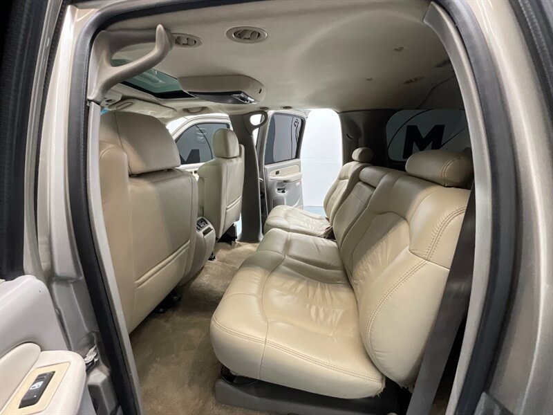 2002 Chevrolet Suburban 2500 LT 4X4 / 8.1L V8 / Leather / NEW TIRES / Sunroof / Heated Seats / 3RD ROW SEAT / ZERO RUST - Photo 10 - Gladstone, OR 97027