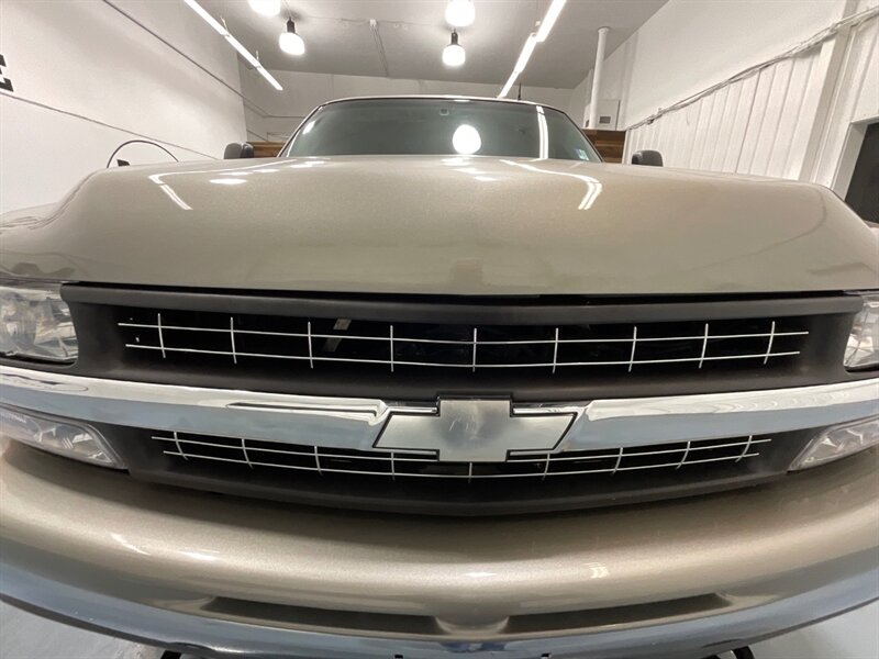 2002 Chevrolet Suburban 2500 LT 4X4 / 8.1L V8 / Leather / NEW TIRES / Sunroof / Heated Seats / 3RD ROW SEAT / ZERO RUST - Photo 30 - Gladstone, OR 97027