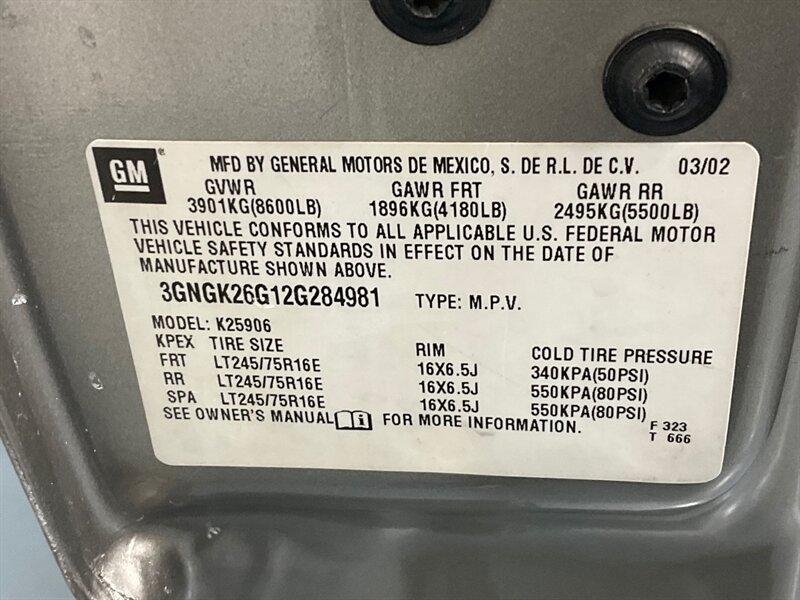 2002 Chevrolet Suburban 2500 LT 4X4 / 8.1L V8 / Leather / NEW TIRES / Sunroof / Heated Seats / 3RD ROW SEAT / ZERO RUST - Photo 51 - Gladstone, OR 97027