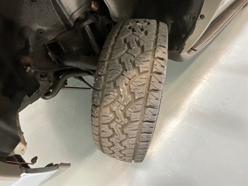 2002 Chevrolet Suburban 2500 LT 4X4 / 8.1L V8 / Leather / NEW TIRES / Sunroof / Heated Seats / 3RD ROW SEAT / ZERO RUST - Photo 23 - Gladstone, OR 97027