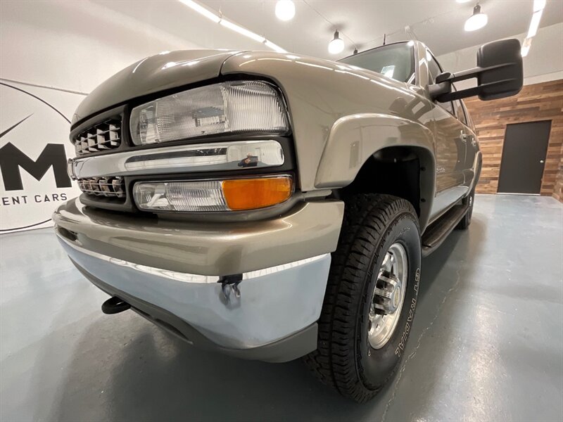 2002 Chevrolet Suburban 2500 LT 4X4 / 8.1L V8 / Leather / NEW TIRES / Sunroof / Heated Seats / 3RD ROW SEAT / ZERO RUST - Photo 52 - Gladstone, OR 97027