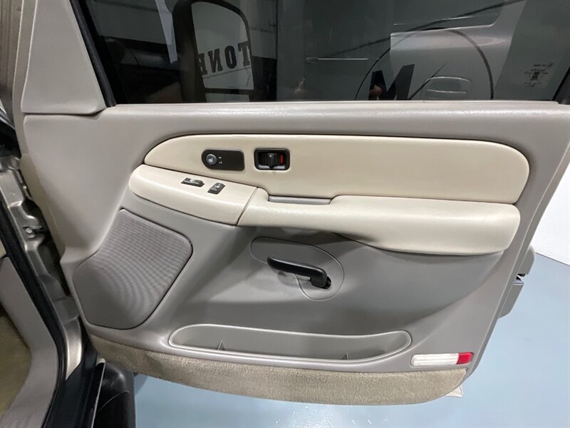 2002 Chevrolet Suburban 2500 LT 4X4 / 8.1L V8 / Leather / NEW TIRES / Sunroof / Heated Seats / 3RD ROW SEAT / ZERO RUST - Photo 33 - Gladstone, OR 97027