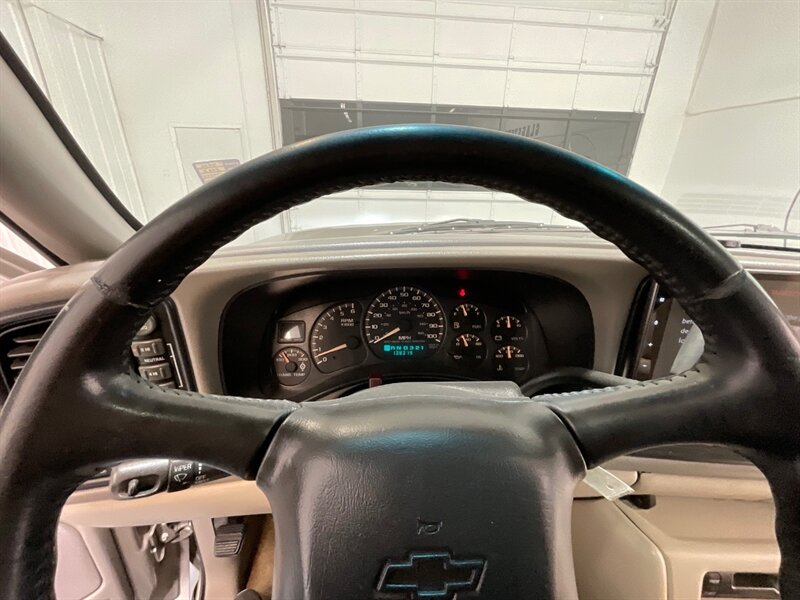 2002 Chevrolet Suburban 2500 LT 4X4 / 8.1L V8 / Leather / NEW TIRES / Sunroof / Heated Seats / 3RD ROW SEAT / ZERO RUST - Photo 38 - Gladstone, OR 97027