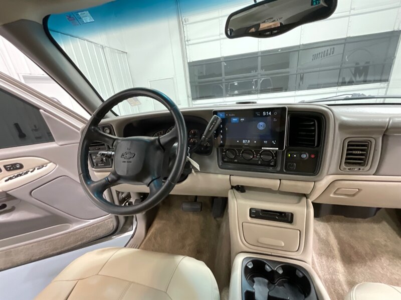 2002 Chevrolet Suburban 2500 LT 4X4 / 8.1L V8 / Leather / NEW TIRES / Sunroof / Heated Seats / 3RD ROW SEAT / ZERO RUST - Photo 16 - Gladstone, OR 97027