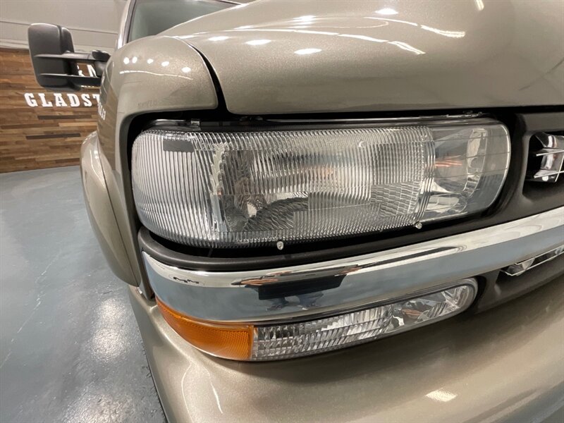2002 Chevrolet Suburban 2500 LT 4X4 / 8.1L V8 / Leather / NEW TIRES / Sunroof / Heated Seats / 3RD ROW SEAT / ZERO RUST - Photo 26 - Gladstone, OR 97027