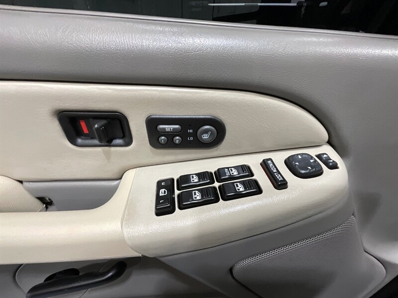 2002 Chevrolet Suburban 2500 LT 4X4 / 8.1L V8 / Leather / NEW TIRES / Sunroof / Heated Seats / 3RD ROW SEAT / ZERO RUST - Photo 20 - Gladstone, OR 97027