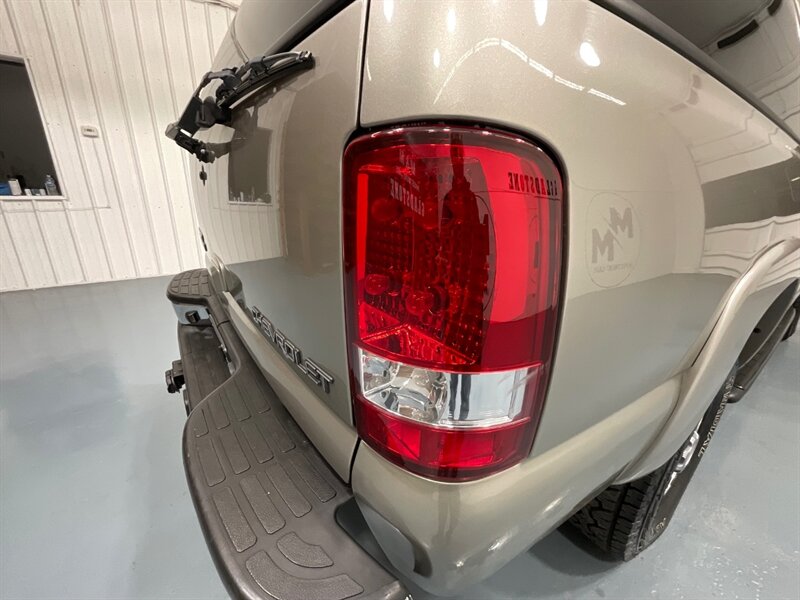 2002 Chevrolet Suburban 2500 LT 4X4 / 8.1L V8 / Leather / NEW TIRES / Sunroof / Heated Seats / 3RD ROW SEAT / ZERO RUST - Photo 28 - Gladstone, OR 97027