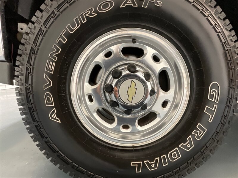 2002 Chevrolet Suburban 2500 LT 4X4 / 8.1L V8 / Leather / NEW TIRES / Sunroof / Heated Seats / 3RD ROW SEAT / ZERO RUST - Photo 47 - Gladstone, OR 97027