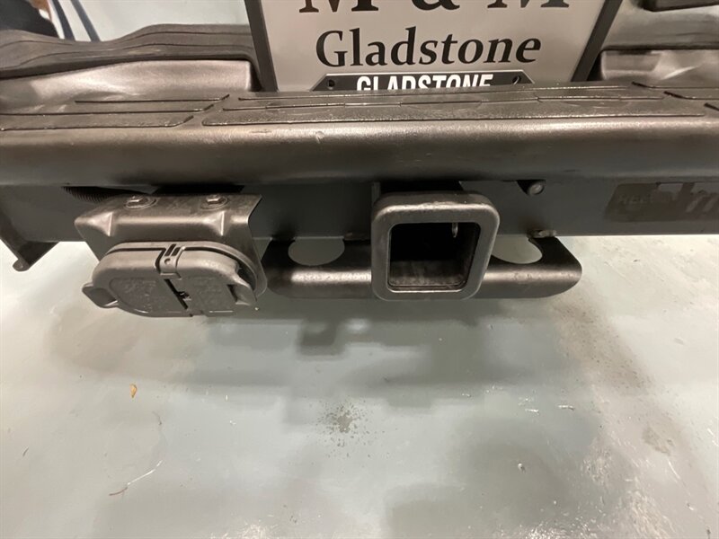 2002 Chevrolet Suburban 2500 LT 4X4 / 8.1L V8 / Leather / NEW TIRES / Sunroof / Heated Seats / 3RD ROW SEAT / ZERO RUST - Photo 24 - Gladstone, OR 97027